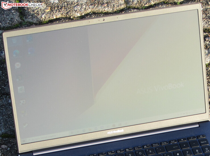 Le VivoBook en plein air (tourné en plein soleil).