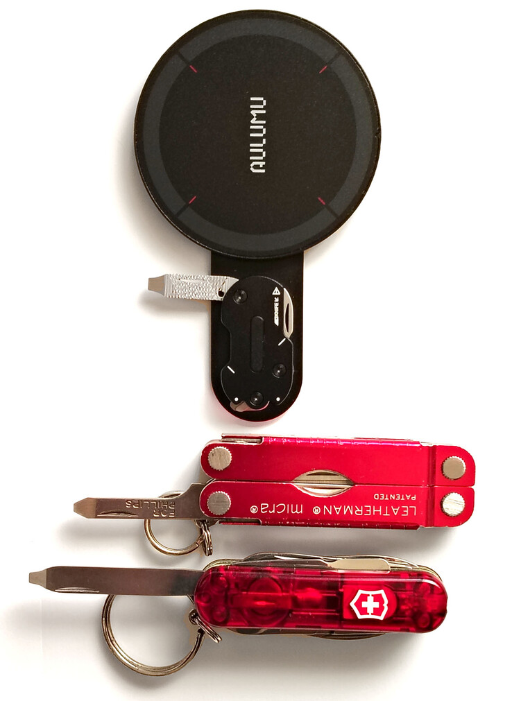 Par rapport aux couteaux Leatherman et aux couteaux suisses.