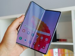 Le Galaxy Z Fold5 conserve un pli visible, contrairement à certains de ses concurrents. (Source de l&#039;image : Notebookcheck)