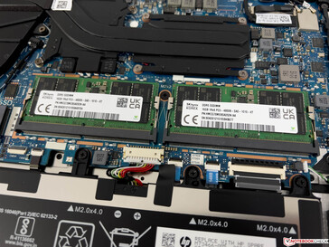 2 slots SO-DIMM sous un couvercle