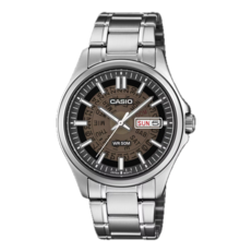 La Casio MTP-E740-1AV est dotée d’un cadran brun translucide.