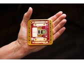 Image promotionnelle de la puce Majorana 1 de Microsoft tenue dans la paume d'un être humain (Source : Microsoft)
