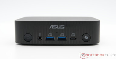 Face avant : Bouton d'alimentation, prise audio combinée de 3,5 mm, 2x USB TypeA 10Gbps, USB TypeC 10Gbps, bouton de raccourci Copilot