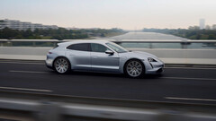 Selon un test effectué sur l'autoroute allemande, la Porsche Taycan Turbo Sport Turismo a une autonomie de 80 miles à 160 mph (Image : Porsche)