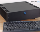 Le Sigao Model B n'est pas aussi compact que les mini PC NUC d'Intel, mais il est tout de même assez petit. (Image Source : Atlast !)