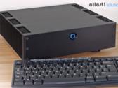 Le Sigao Model B n'est pas aussi compact que les mini PC NUC d'Intel, mais il est tout de même assez petit. (Image Source : Atlast !)