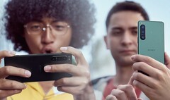 Par rapport à de nombreux smartphones phares, les modèles Sony Xperia 5 semblent compacts dans la main. (Source de l&#039;image : Sony (Xperia 5 IV) - édité)