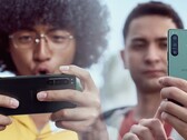 Par rapport à de nombreux smartphones phares, les modèles Sony Xperia 5 semblent compacts dans la main. (Source de l'image : Sony (Xperia 5 IV) - édité)