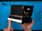Une capture d'écran montrant le grand dissipateur thermique de la Steam Machine, situé au-dessus de ses modules d'E/S et de son bloc d'alimentation