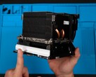 Une capture d'écran montrant le grand dissipateur thermique de la Steam Machine, situé au-dessus de ses modules d'E/S et de son bloc d'alimentation