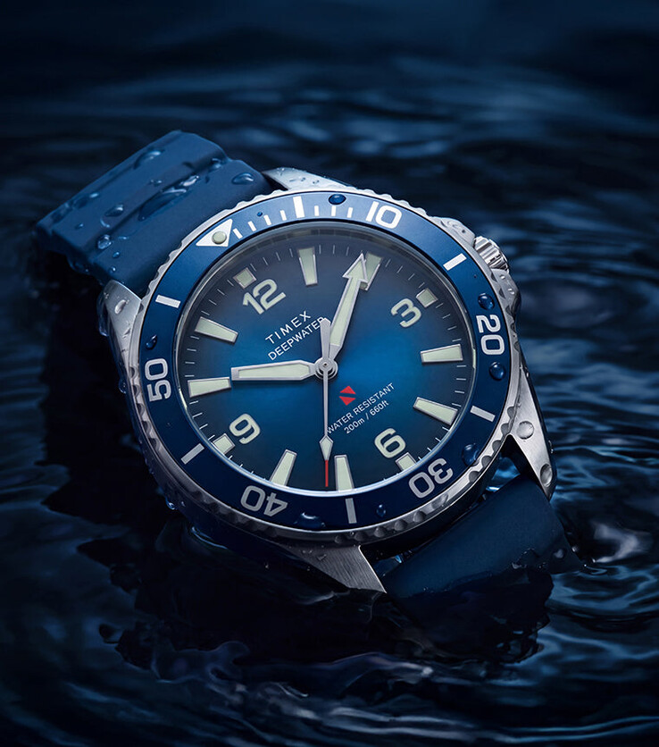 Timex Deepwater Arctic 200 avec un cadran bleu dégradé et un bracelet assorti en caoutchouc HNBR bleu, photographiée partiellement immergée dans l’eau.