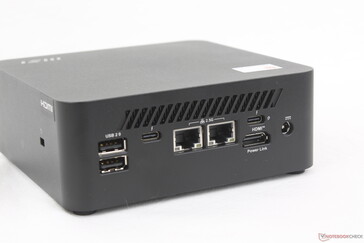 Arrière : 2x USB-A 2.0, USB-C Thunderbolt 4 avec DisplayPort 2.1 + Power Delivery (15 W), 2x RJ-45 (2,5 Gbps), USB-C Thunderbolt 4 avec DisplayPort 2.1 + Power Delivery (100 W), HDMI 2.1 avec MSI Power Link, adaptateur secteur