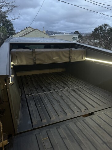 La tente Basecamp du Cybertruck se range facilement sous le couvre-tonneau lorsqu'elle n'est pas utilisée. (Source de l'image : Cybertruck Owners' Club)