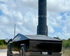 Cybertruck à côté d'une fusée SpaceX Starship. (Source de l'image : NikolaBrussels/X)