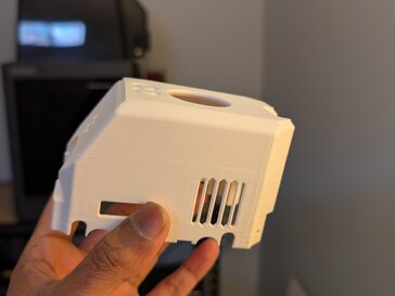 Gauchissement sur le bord supérieur gauche, du côté de la plaque de construction.