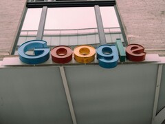 Le logo de Google affiché sur la façade d&#039;un bâtiment. (Source de l&#039;image : Hardeep Singh via Pexels)