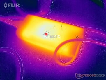 L'adaptateur CA atteint plus de 44 °C lorsque les charges sont élevées