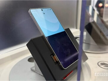 Un téléphone Samsung Galaxy avec une version plus récente de l'écran confidentiel, qui masque la moitié de l'écran.