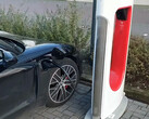 Tesla autorisera d'autres voitures à utiliser son réseau de recharge aux États-Unis, mais souhaite que le gouvernement paie également pour les Superchargers