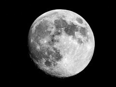 Une image montrant la Lune dans l'espace. (Source de l'image : TheOtherKev - Pixabay)