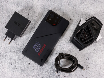 Un chargeur de 65 watts est inclus