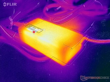 L'adaptateur CA atteint plus de 44°C lorsque les charges sont élevées