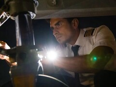 La smartwatch Garmin D2 Mach 1 Pro dispose d'une lampe de poche intégrée. (Source de l'image : Garmin)