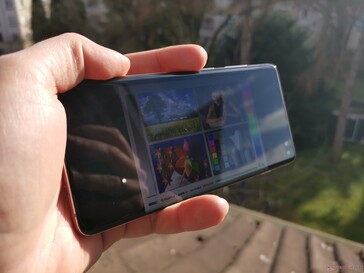 Utilisation du Samsung Galaxy S10+ à l'extérieur, au soleil.