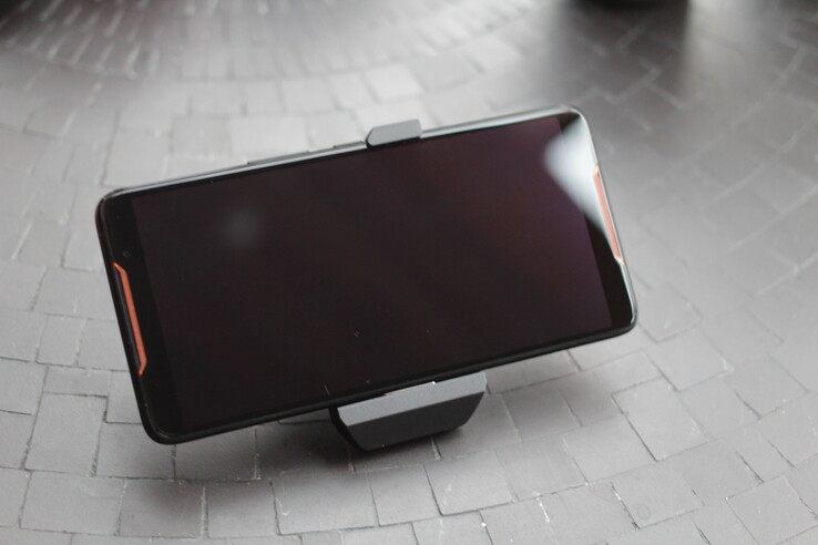 L'ASUS ROG Phone avec son ventilateur amovible.