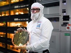 Les prochains processeurs Panther Lake d&#039;Intel pourraient devoir être vendus à perte en raison des rendements de la sous-partie 18A (photo : wafter de semi-conducteurs d&#039;Intel ; source d&#039;image : Intel)