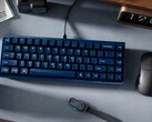 Clavier Keychron Q16 HE TMR sur un bureau avec d'autres périphériques