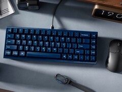 Clavier Keychron Q16 HE TMR sur un bureau avec d&#039;autres périphériques