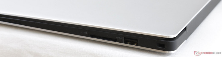 Côté droit : lecteur SD, USB 3.0, verrou Noble.