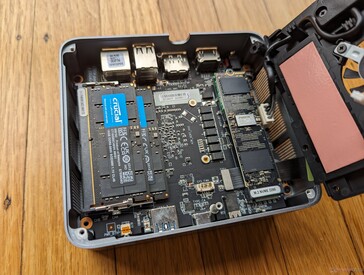 Un démontage supplémentaire est nécessaire pour accéder aux deux emplacements SODIMM, au disque SSD M.2 2280 principal et au module WLAN