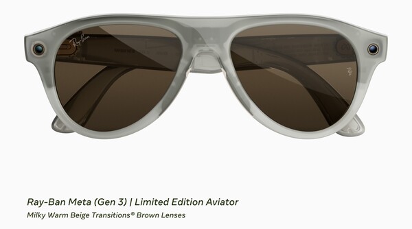 Les lunettes Ray-Ban Meta (Gen 3) en édition limitée, modèle Aviator, avec une monture beige chaud laiteux et des verres bruns photochromiques.