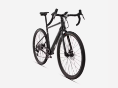Le vélo électrique Van Rysel E-GRVL AF HD en noir (photo) est disponible en Europe. (Source de l&#039;image : Decathlon)