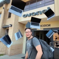 Ordinateurs portables s'envolant d'eux-mêmes d'un bâtiment. Généré avec Grok (Source de l'image : Notebookcheck - Darryl Linington)