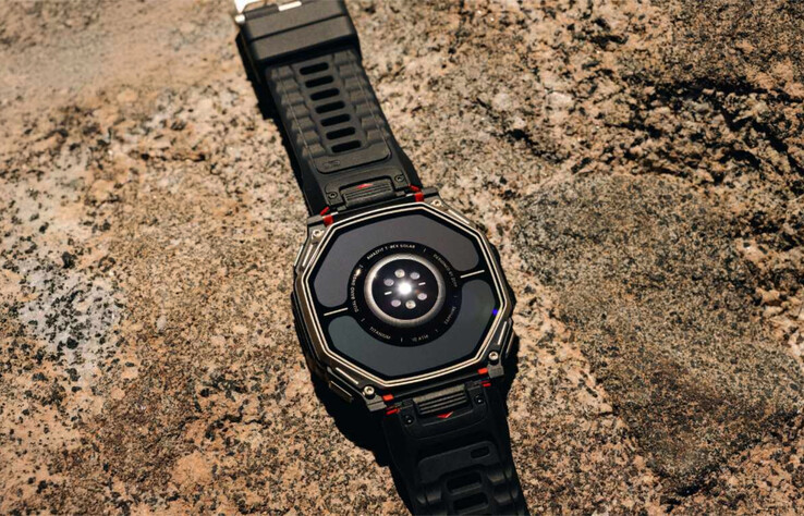 Zoom sur les nouveaux panneaux solaires photovoltaïques orientés vers l'arrière d'Amazfit.