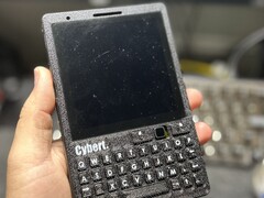 Le CyberT ressemble à un BlackBerry, mais il est alimenté par un Raspberry Pi CM4 (Source : Carbon Computers)