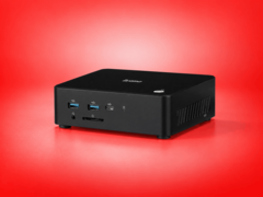 Mini PC iiyama avec ports USB en façade, un port USB-C, un lecteur de carte SD et une ventilation latérale.