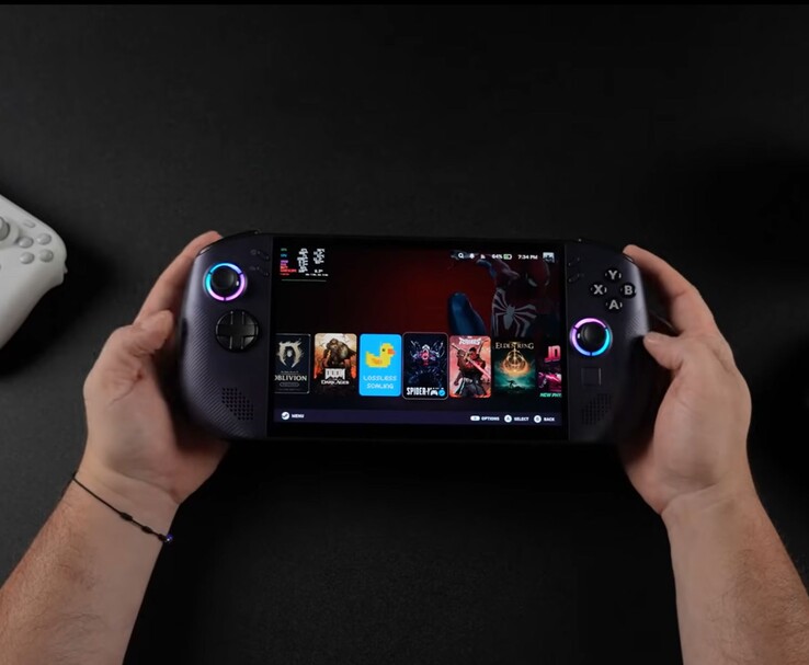 L'ordinateur de poche Lenovo Legion Go S avec interface SteamOS montrant plusieurs jeux (Source de l'image : ETA PRIME via YouTube)