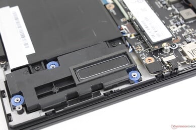 Quatre haut-parleurs dans les coins avant et deux autres à l'arrière