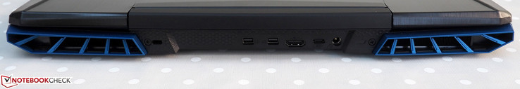 A l'arrière : verrou de sécurité Kensington, 2 x Mini DisplayPort, HDMI, USB C 3.0, entrée secteur.