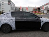 Un prototype Tesla Model Y L repéré près du Nürburgring en Allemagne (Image source : Carbuzz)