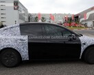 Un prototype Tesla Model Y L repéré près du Nürburgring en Allemagne (Image source : Carbuzz)