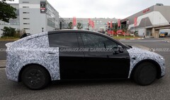 Un prototype Tesla Model Y L repéré près du Nürburgring en Allemagne (Image source : Carbuzz)