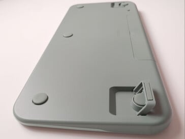 De grands coussinets en caoutchouc empêchent le clavier de glisser. (Source de l'image : Notebookcheck.net)