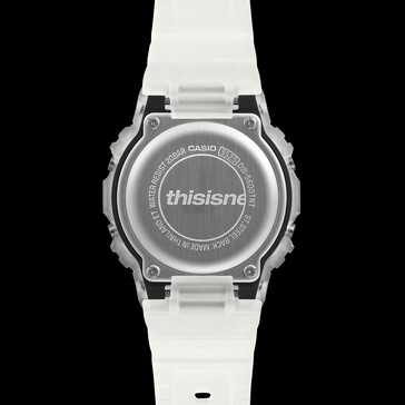 Fond de boîtier gravé de la Casio G-Shock DW-5600TNT-7, arborant le logo « thisisneverthat ».