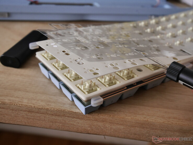 Une plaque de mousse en polyuréthane, un coussin de commutation en IXPE et un traitement de film PE contribuent à façonner le profil sonore du Tide65 et offrent des options de personnalisation. 