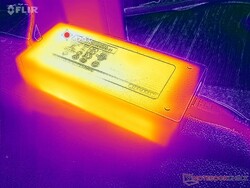 L'adaptateur CA atteint plus de 37°C lorsque les charges sont élevées